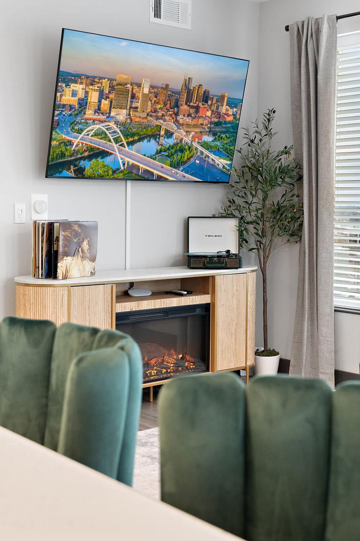 Nashville NashvilleのBuilding City Place - resting-pearl-properties - 1325031のアパートメントにある、モダンな家具を備えたエレガントなデザインのリビングルーム Nashville NashvilleのBuilding City Place - resting-pearl-properties - 1325031のアパートメントにある、モダンな家具を備えたエレガントなデザインのリビングルーム
