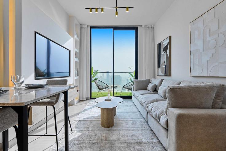 Elegant gestaltetes Wohnzimmer mit moderner Einrichtung in einer Wohnung im Building Assel Blvd - restnroam - 1257589 - DXB in Jumeirah Village, Dubai Elegant gestaltetes Wohnzimmer mit moderner Einrichtung in einer Wohnung im Building Assel Blvd - restnroam - 1257589 - DXB in Jumeirah Village, Dubai