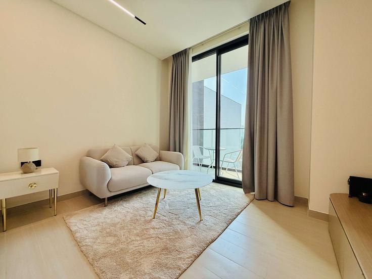 Dubai Jumeirah VillageのBuilding Street 7 - restnroam - 1293604 - DXBのアパートメントにある、モダンな家具を備えたエレガントなデザインのリビングルーム Dubai Jumeirah VillageのBuilding Street 7 - restnroam - 1293604 - DXBのアパートメントにある、モダンな家具を備えたエレガントなデザインのリビングルーム