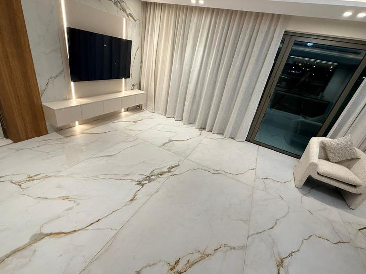 Elegante sala de estar con mobiliario moderno en un apartamento en Building Tariaq Bedon Esm - restnroam - 1364677 en Jumeirah Golf Estates, Dubai Elegante sala de estar con mobiliario moderno en un apartamento en Building Tariaq Bedon Esm - restnroam - 1364677 en Jumeirah Golf Estates, Dubai