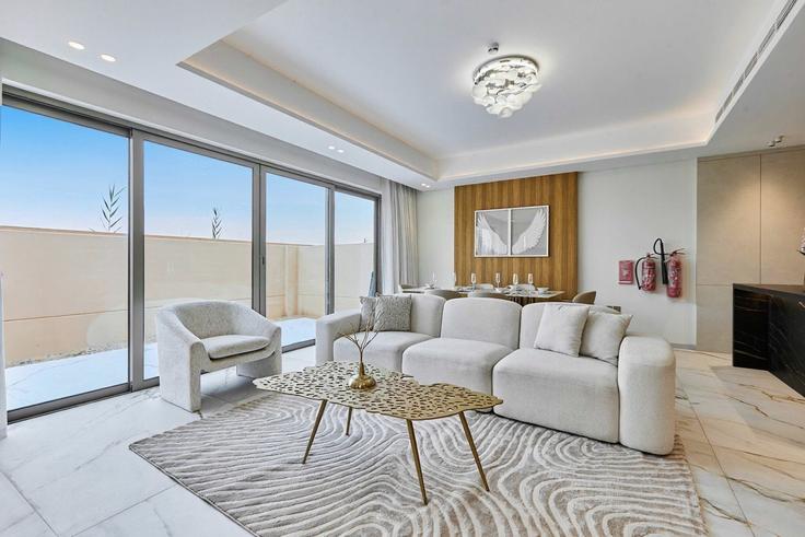Sala de estar elegantemente projetada com móveis modernos em um apartamento no Building Tariaq Bedon Esm - restnroam - 1364677 em Jumeirah Golf Estates, Dubai Sala de estar elegantemente projetada com móveis modernos em um apartamento no Building Tariaq Bedon Esm - restnroam - 1364677 em Jumeirah Golf Estates, Dubai