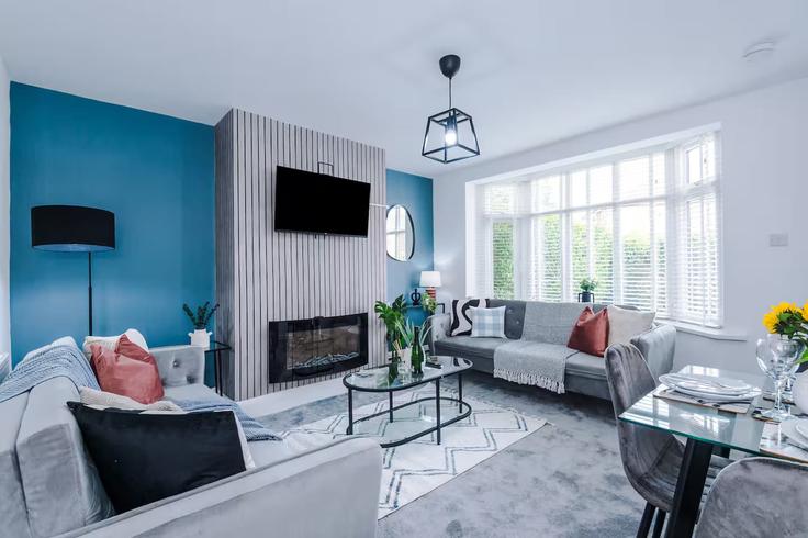 Elegante sala de estar con mobiliario moderno en un apartamento en Building Shelley Grove - restrechargeproperties - 1510598 en Borough of Tameside, Manchester Elegante sala de estar con mobiliario moderno en un apartamento en Building Shelley Grove - restrechargeproperties - 1510598 en Borough of Tameside, Manchester