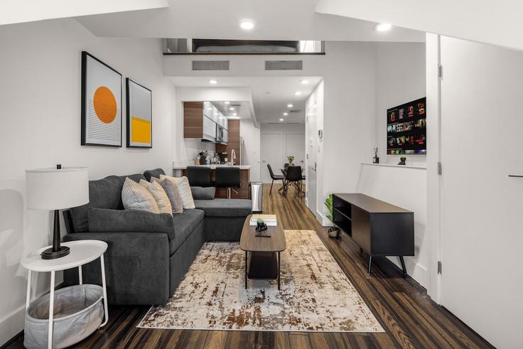 Elegante sala de estar con mobiliario moderno en un apartamento en Building Pearl Street - return-policy-stays - 1643877 en Manhattan, New York