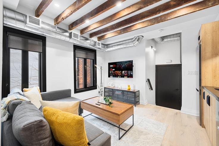 Sala de estar elegantemente projetada com móveis modernos em um apartamento no Building Elm Grove Avenue - return-policy-stays - 1643898 em Old Toronto, Toronto Sala de estar elegantemente projetada com móveis modernos em um apartamento no Building Elm Grove Avenue - return-policy-stays - 1643898 em Old Toronto, Toronto