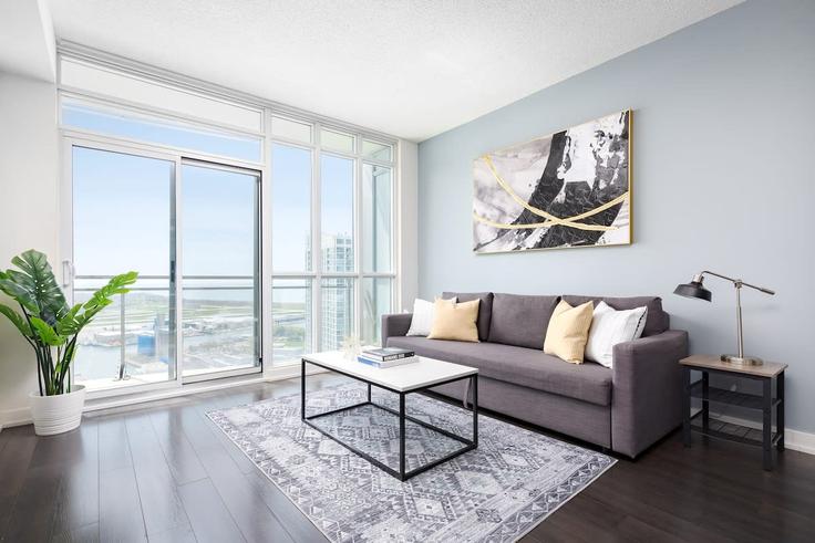 Elegant gestaltetes Wohnzimmer mit moderner Einrichtung in einer Wohnung im Building Iceboat Terrace - return-policy-stays - 1643744 in Old Toronto, Toronto Elegant gestaltetes Wohnzimmer mit moderner Einrichtung in einer Wohnung im Building Iceboat Terrace - return-policy-stays - 1643744 in Old Toronto, Toronto
