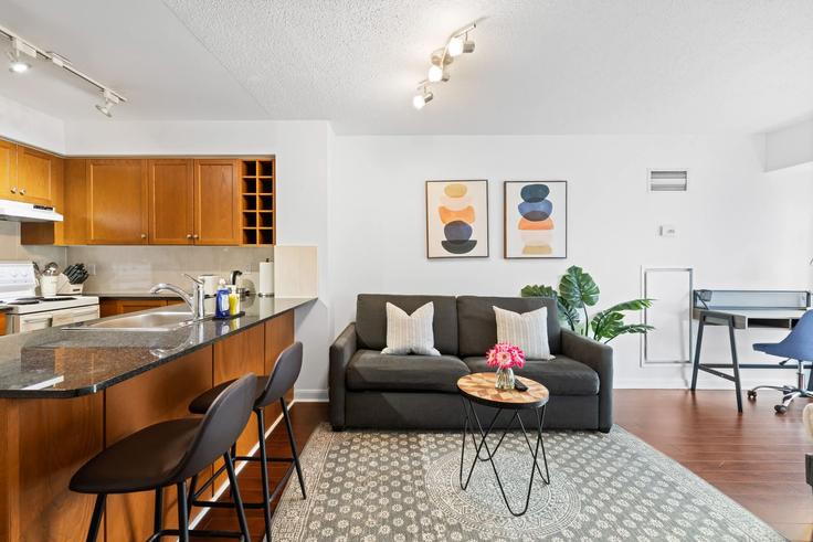 Elegant gestaltetes Wohnzimmer mit moderner Einrichtung in einer Wohnung im Building Victoria Street - return-policy-stays - 1644041 in Old Toronto, Toronto Elegant gestaltetes Wohnzimmer mit moderner Einrichtung in einer Wohnung im Building Victoria Street - return-policy-stays - 1644041 in Old Toronto, Toronto