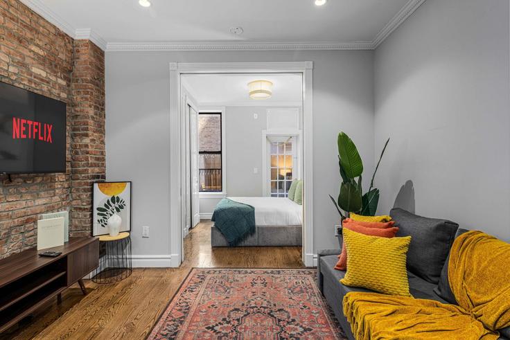 Building Orchard Street - return-policy-stays - 1643860 adresindeki bir dairede modern mobilyalarla zarif bir şekilde tasarlanmış oturma odası Manhattan, New York Building Orchard Street - return-policy-stays - 1643860 adresindeki bir dairede modern mobilyalarla zarif bir şekilde tasarlanmış oturma odası Manhattan, New York