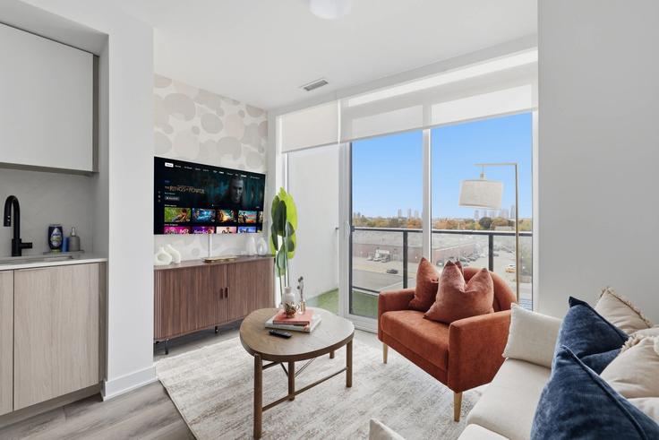 Etobicoke, Toronto에 위치한 Building Zorra Street - return-policy-stays - 1643990 유닛의 세련된 인테리어가 돋보이는 거실 Etobicoke, Toronto에 위치한 Building Zorra Street - return-policy-stays - 1643990 유닛의 세련된 인테리어가 돋보이는 거실