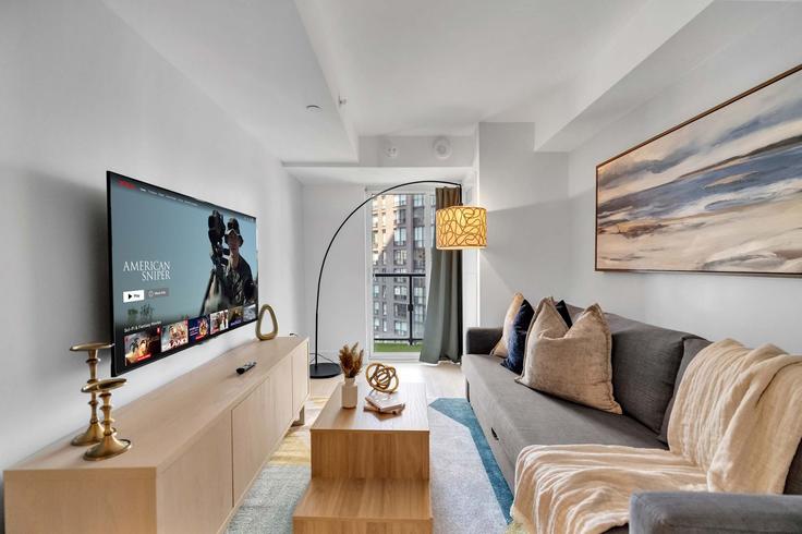Elegant gestaltetes Wohnzimmer mit moderner Einrichtung in einer Wohnung im Building Bay Street - return-policy-stays - 1643928 in Old Toronto, Toronto Elegant gestaltetes Wohnzimmer mit moderner Einrichtung in einer Wohnung im Building Bay Street - return-policy-stays - 1643928 in Old Toronto, Toronto