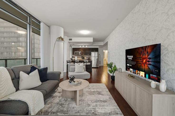 Old Toronto, Toronto에 위치한 Building Bay Street - return-policy-stays - 1643972 유닛의 세련된 인테리어가 돋보이는 거실 Old Toronto, Toronto에 위치한 Building Bay Street - return-policy-stays - 1643972 유닛의 세련된 인테리어가 돋보이는 거실