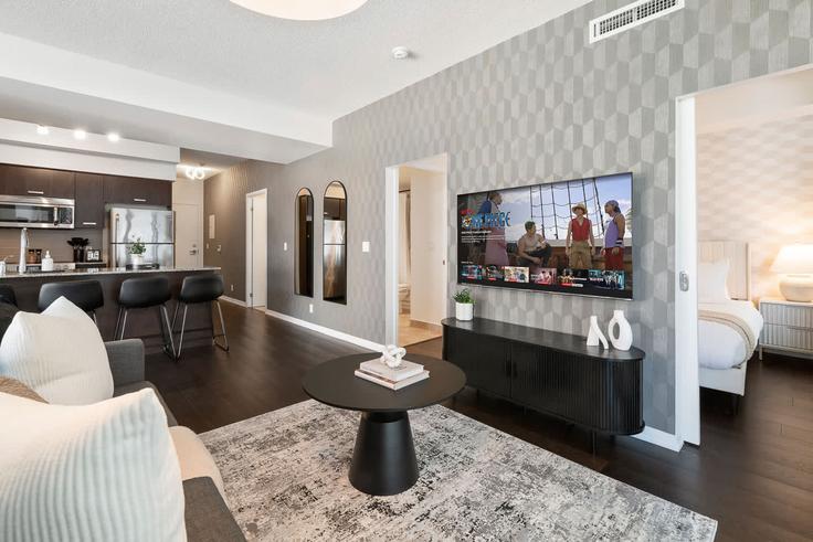 Old Toronto, Toronto에 위치한 Building Bay Street - return-policy-stays - 1643952 유닛의 세련된 인테리어가 돋보이는 거실 Old Toronto, Toronto에 위치한 Building Bay Street - return-policy-stays - 1643952 유닛의 세련된 인테리어가 돋보이는 거실