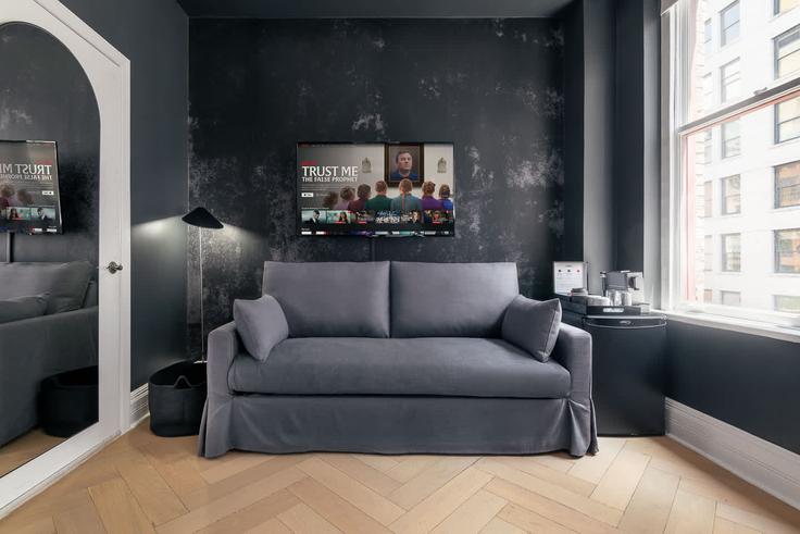 Sala de estar elegantemente projetada com móveis modernos em um apartamento no Building West 26th Street - return-policy-stays - 1643905 em Manhattan, New York