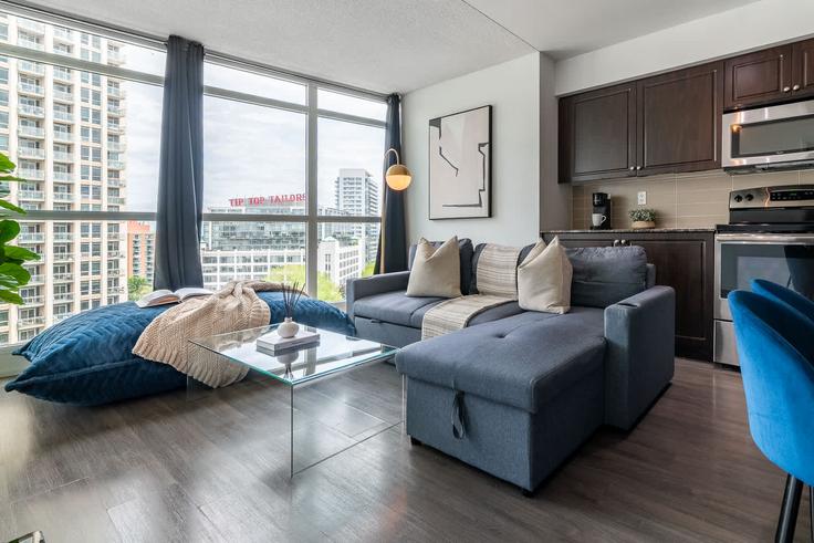Salle de séjour élégante avec mobilier moderne dans un appartement à Building Fort York Boulevard - return-policy-stays - 1643922 à Old Toronto, Toronto Salle de séjour élégante avec mobilier moderne dans un appartement à Building Fort York Boulevard - return-policy-stays - 1643922 à Old Toronto, Toronto