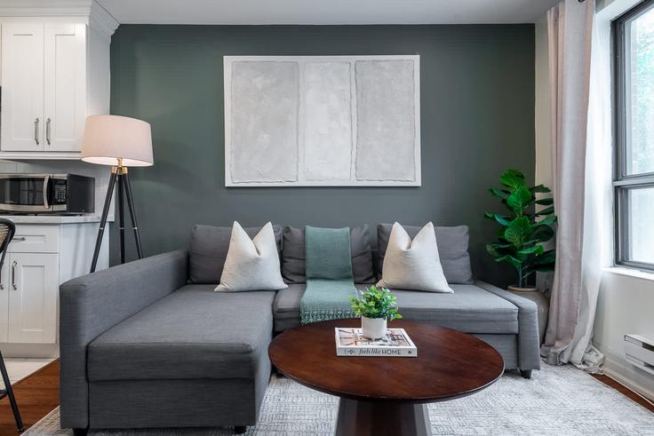 Sala de estar elegantemente projetada com móveis modernos em um apartamento no Building Cameron Street - return-policy-stays - 1643934 em Old Toronto, Toronto Sala de estar elegantemente projetada com móveis modernos em um apartamento no Building Cameron Street - return-policy-stays - 1643934 em Old Toronto, Toronto