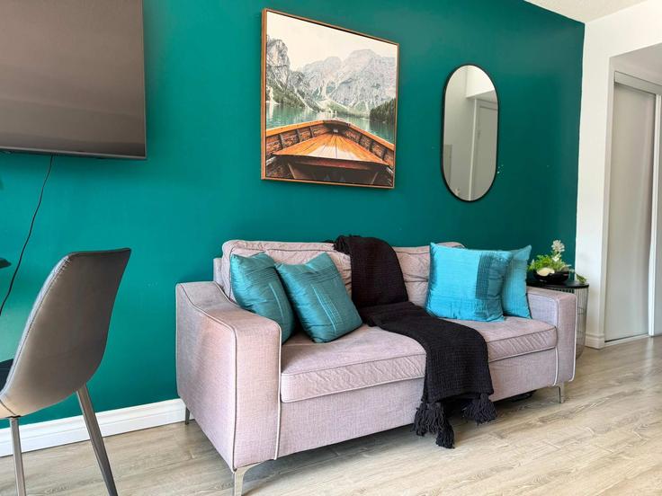 Elegant gestaltetes Wohnzimmer mit moderner Einrichtung in einer Wohnung im Building Victoria Street - return-policy-stays - 1643856 in Old Toronto, Toronto Elegant gestaltetes Wohnzimmer mit moderner Einrichtung in einer Wohnung im Building Victoria Street - return-policy-stays - 1643856 in Old Toronto, Toronto