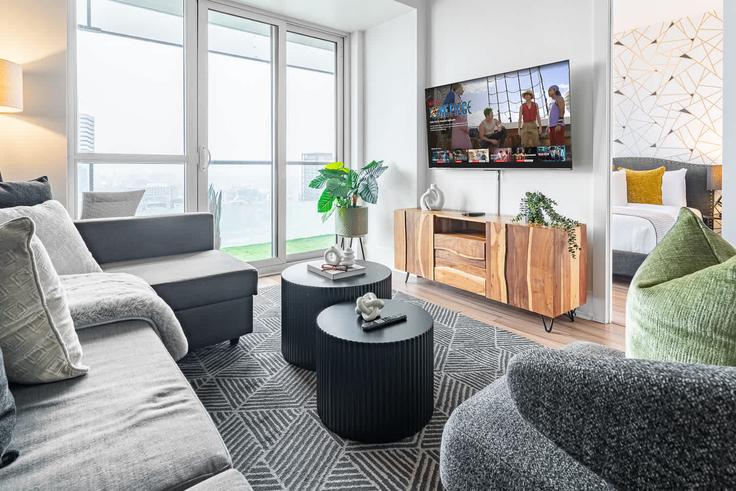 Old Toronto, Toronto에 위치한 Building Charlotte Street - return-policy-stays - 1643761 유닛의 세련된 인테리어가 돋보이는 거실 Old Toronto, Toronto에 위치한 Building Charlotte Street - return-policy-stays - 1643761 유닛의 세련된 인테리어가 돋보이는 거실