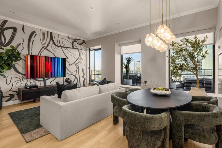 Elegante sala de estar con mobiliario moderno en un apartamento en Building Wall Street - return-policy-stays - 1643920 en Manhattan, New York