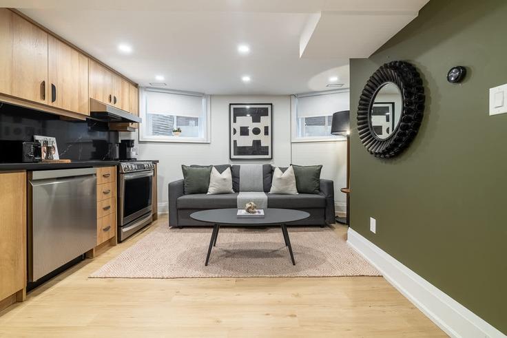Old Toronto, Toronto에 위치한 Building Wilson Park Road - return-policy-stays - 1644008 유닛의 세련된 인테리어가 돋보이는 거실 Old Toronto, Toronto에 위치한 Building Wilson Park Road - return-policy-stays - 1644008 유닛의 세련된 인테리어가 돋보이는 거실