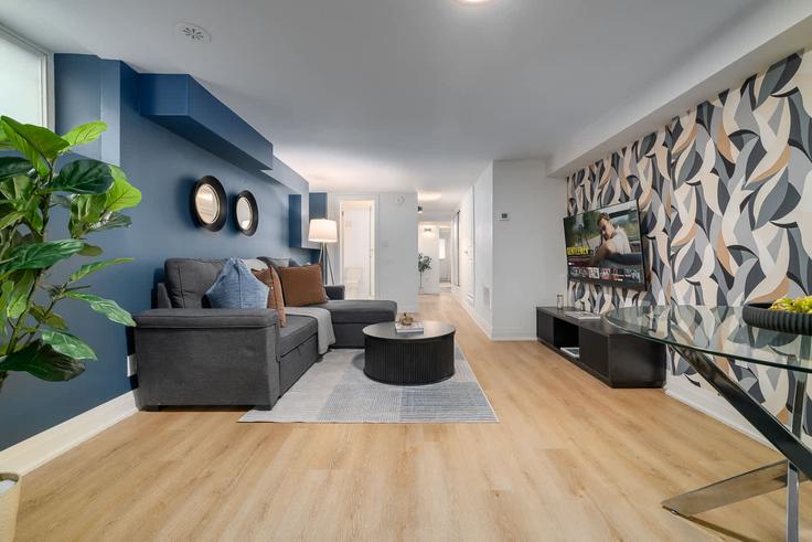Old Toronto, Toronto에 위치한 Building Ossington Avenue - return-policy-stays - 1643997 유닛의 세련된 인테리어가 돋보이는 거실 Old Toronto, Toronto에 위치한 Building Ossington Avenue - return-policy-stays - 1643997 유닛의 세련된 인테리어가 돋보이는 거실