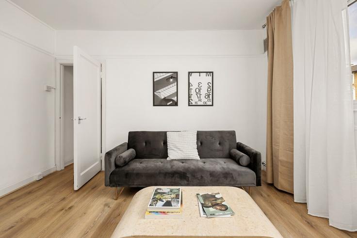Salle de séjour élégante avec mobilier moderne dans un appartement à Building Highbury Grove - reve-studio-limited - 1543156 à London Borough of Islington, London Salle de séjour élégante avec mobilier moderne dans un appartement à Building Highbury Grove - reve-studio-limited - 1543156 à London Borough of Islington, London