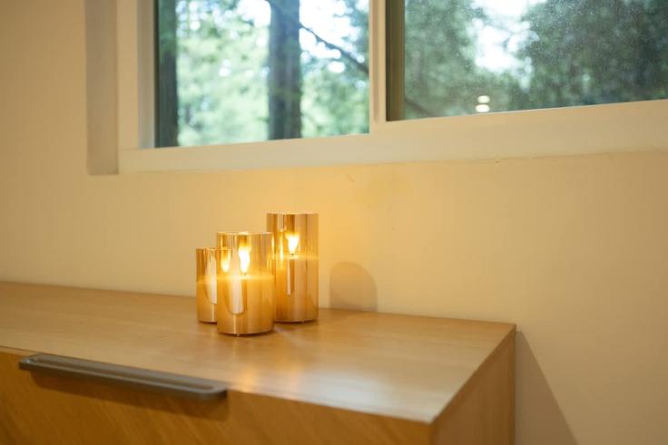 Elegant gestaltetes Wohnzimmer mit moderner Einrichtung in einer Wohnung im Building Molino Avenue - revere-estates - 1309750 - SFO in Mill Valley, Mill Valley