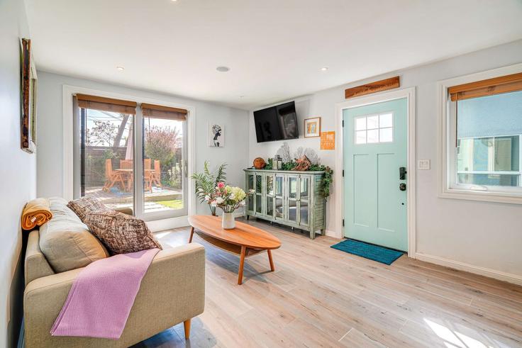 Elegante sala de estar con mobiliario moderno en un apartamento en Building Genebern Way - revere-estates - 1309729 - SFO en San Francisco, San Francisco