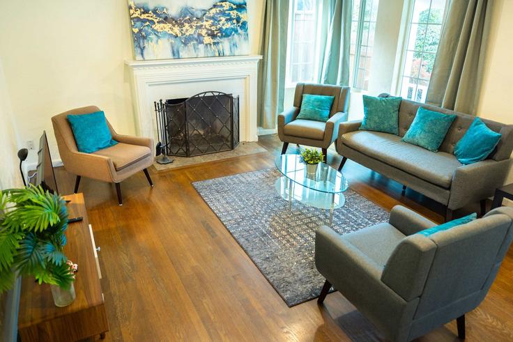 Building East Hedding Street - revere-estates - 1364158 adresindeki bir dairede modern mobilyalarla zarif bir şekilde tasarlanmış oturma odası San Jose, San Jose Building East Hedding Street - revere-estates - 1364158 adresindeki bir dairede modern mobilyalarla zarif bir şekilde tasarlanmış oturma odası San Jose, San Jose