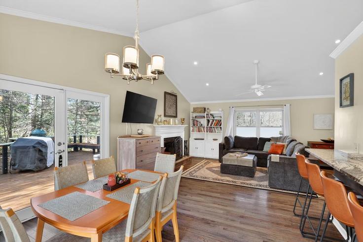 Elegant gestaltetes Wohnzimmer mit moderner Einrichtung in einer Wohnung im Building Hunters Ridge Drive - rexpertz-com - 1330188 in Asheville, Asheville Elegant gestaltetes Wohnzimmer mit moderner Einrichtung in einer Wohnung im Building Hunters Ridge Drive - rexpertz-com - 1330188 in Asheville, Asheville