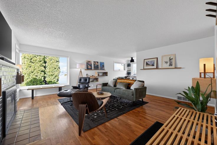 Elegante sala de estar con mobiliario moderno en un apartamento en Building 54th Avenue South - rexpertz-com - 1506245 en Seattle, Seattle