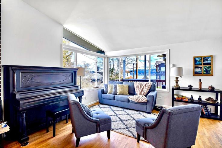 Building 62nd Avenue South - rexpertz-com - 1310552 - SEA adresindeki bir dairede modern mobilyalarla zarif bir şekilde tasarlanmış oturma odası Seattle, Seattle