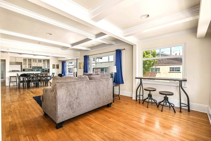 Salle de séjour élégante avec mobilier moderne dans un appartement à Building East 1st Street - rexpertz-com - 1313859 - LAX à Long Beach, Long Beach