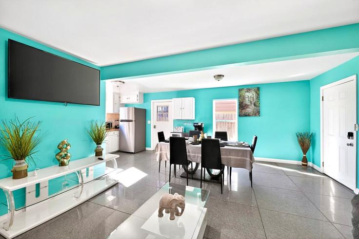 Elegant gestaltetes Wohnzimmer mit moderner Einrichtung in einer Wohnung im Building C Street - rexpertz-com - 1516231 in San Diego, San Diego Elegant gestaltetes Wohnzimmer mit moderner Einrichtung in einer Wohnung im Building C Street - rexpertz-com - 1516231 in San Diego, San Diego