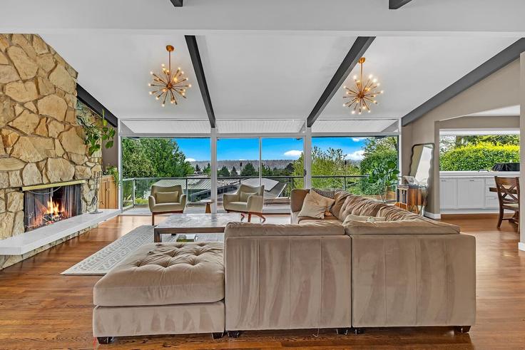 Salle de séjour élégante avec mobilier moderne dans un appartement à Building 52nd Avenue South - rexpertz-com - 1602570 à Seattle, Seattle