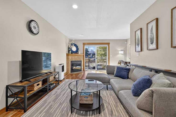 Seattle SeattleのBuilding Delridge Way Southwest - rexpertz-com - 1603385のアパートメントにある、モダンな家具を備えたエレガントなデザインのリビングルーム