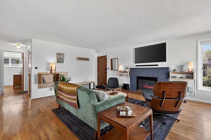 Salle de séjour élégante avec mobilier moderne dans un appartement à Building 9314 54th Avenue South - rexpertz-llc - 1695478 à Seattle, Seattle
