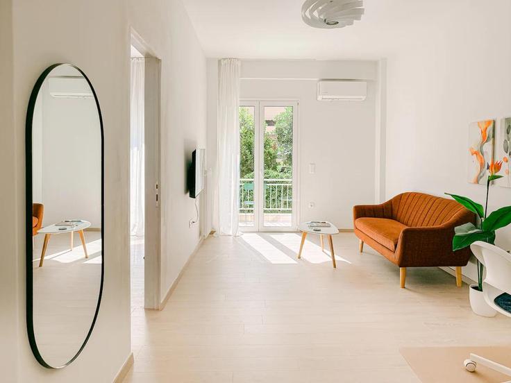 Building Megalou Alexandrou - ribbon-homes - 1505773 adresindeki bir dairede modern mobilyalarla zarif bir şekilde tasarlanmış oturma odası South Athens, Athens Building Megalou Alexandrou - ribbon-homes - 1505773 adresindeki bir dairede modern mobilyalarla zarif bir şekilde tasarlanmış oturma odası South Athens, Athens