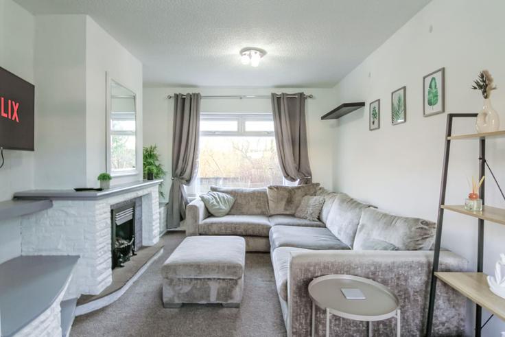 Borough of Tameside, Hyde에 위치한 Building Hickenfield Road - rich-property-management - 1512321 유닛의 세련된 인테리어가 돋보이는 거실 Borough of Tameside, Hyde에 위치한 Building Hickenfield Road - rich-property-management - 1512321 유닛의 세련된 인테리어가 돋보이는 거실