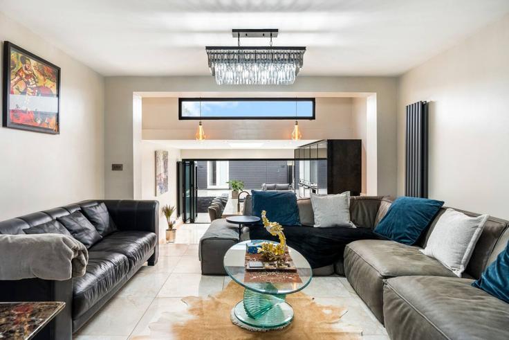 Elegante sala de estar con mobiliario moderno en un apartamento en Building Rowan Avenue - rich-property-management - 1512334 en Hove, Hove