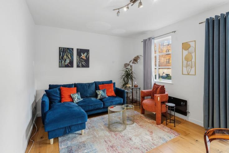 Sala de estar elegantemente projetada com móveis modernos em um apartamento no Building Northey Street - rich-property-management - 1607814 em London Borough of Tower Hamlets, London Sala de estar elegantemente projetada com móveis modernos em um apartamento no Building Northey Street - rich-property-management - 1607814 em London Borough of Tower Hamlets, London