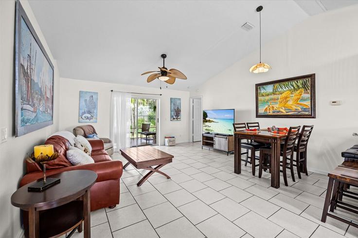 Building Carlton Court - right-direction-rentals - 1610360 adresindeki bir dairede modern mobilyalarla zarif bir şekilde tasarlanmış oturma odası Fort Pierce, Fort Pierce