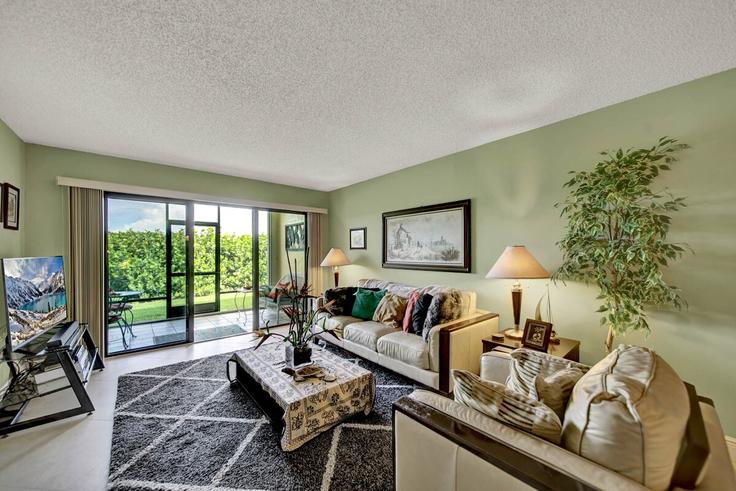 Sala de estar elegantemente projetada com móveis modernos em um apartamento no Building Ocean Bay Drive - right-direction-rentals - 1586029 em Hutchinson Island South, Hutchinson Island South Sala de estar elegantemente projetada com móveis modernos em um apartamento no Building Ocean Bay Drive - right-direction-rentals - 1586029 em Hutchinson Island South, Hutchinson Island South