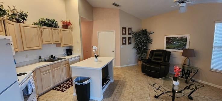 Elegant gestaltetes Wohnzimmer mit moderner Einrichtung in einer Wohnung im Building Perfect Drive - right-direction-rentals - 1586124 in Port St. Lucie, Port St. Lucie Elegant gestaltetes Wohnzimmer mit moderner Einrichtung in einer Wohnung im Building Perfect Drive - right-direction-rentals - 1586124 in Port St. Lucie, Port St. Lucie
