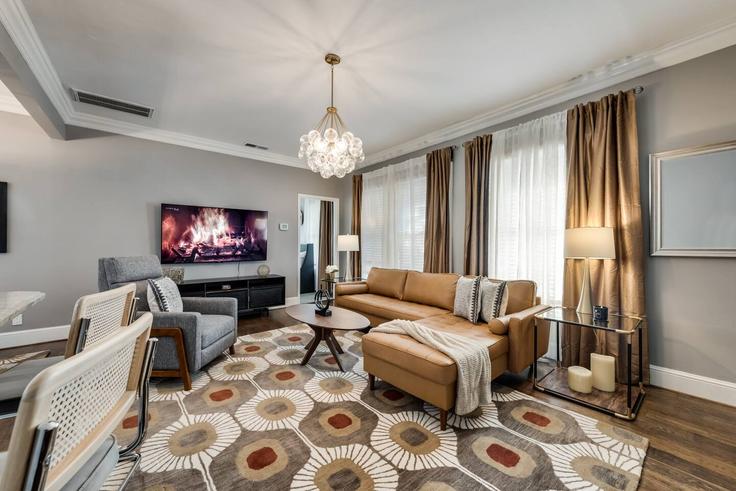 Elegant gestaltetes Wohnzimmer mit moderner Einrichtung in einer Wohnung im Building Swiss Avenue - ritzy-room-1 - 1571919 in Dallas, Dallas Elegant gestaltetes Wohnzimmer mit moderner Einrichtung in einer Wohnung im Building Swiss Avenue - ritzy-room-1 - 1571919 in Dallas, Dallas