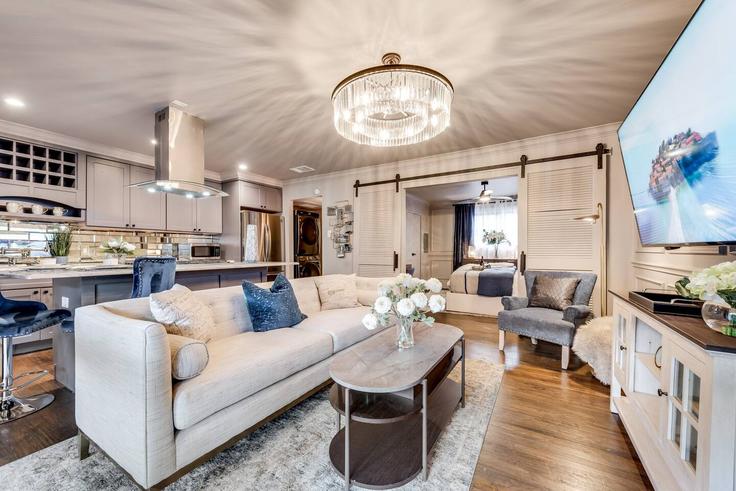 Elegante sala de estar con mobiliario moderno en un apartamento en Building Junius Street - ritzy-room-1 - 1571761 en Dallas, Dallas Elegante sala de estar con mobiliario moderno en un apartamento en Building Junius Street - ritzy-room-1 - 1571761 en Dallas, Dallas