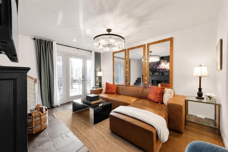 Salle de séjour élégante avec mobilier moderne dans un appartement à Building Gaston Avenue - ritzy-room-1 - 1572034 à Dallas, Dallas Salle de séjour élégante avec mobilier moderne dans un appartement à Building Gaston Avenue - ritzy-room-1 - 1572034 à Dallas, Dallas