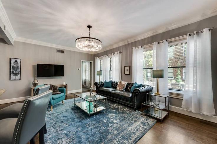 Elegant gestaltetes Wohnzimmer mit moderner Einrichtung in einer Wohnung im Building Swiss Avenue - ritzy-room-1 - 1571749 in Dallas, Dallas Elegant gestaltetes Wohnzimmer mit moderner Einrichtung in einer Wohnung im Building Swiss Avenue - ritzy-room-1 - 1571749 in Dallas, Dallas