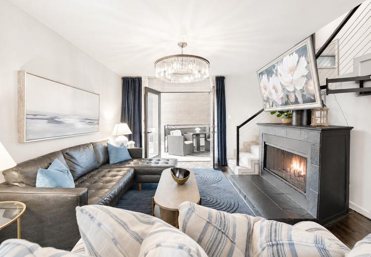 Salle de séjour élégante avec mobilier moderne dans un appartement à Building Gaston Avenue - ritzy-room-1 - 1571805 à Dallas, Dallas Salle de séjour élégante avec mobilier moderne dans un appartement à Building Gaston Avenue - ritzy-room-1 - 1571805 à Dallas, Dallas