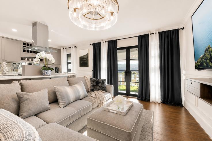 Elegante sala de estar con mobiliario moderno en un apartamento en Building Junius Street - ritzy-room-1 - 1571809 en Dallas, Dallas