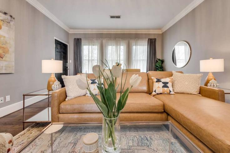 Dallas, Dallas에 위치한 Building Swiss Avenue - ritzy-room-1 - 1571751 유닛의 세련된 인테리어가 돋보이는 거실 Dallas, Dallas에 위치한 Building Swiss Avenue - ritzy-room-1 - 1571751 유닛의 세련된 인테리어가 돋보이는 거실