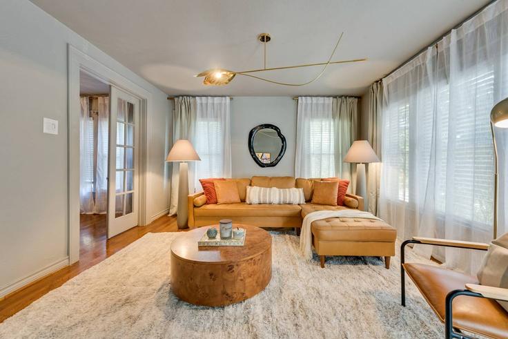 Elegante sala de estar con mobiliario moderno en un apartamento en Building Eastside Avenue - ritzy-room-1 - 1571779 en Dallas, Dallas